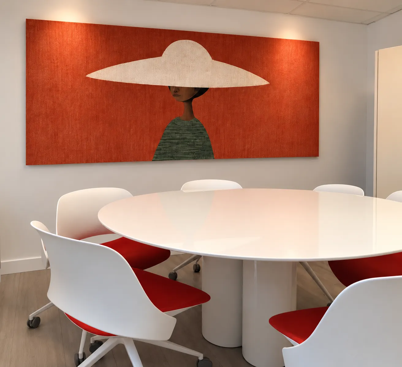 Salle de réunion du cabinet à Vitry-sur-Seine : table ronde blanche et grand tableau aux tons terracotta