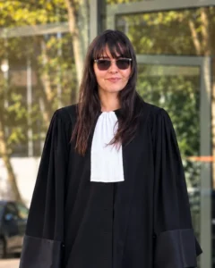Portrait de Maître Laura Fouache, avocate, en robe